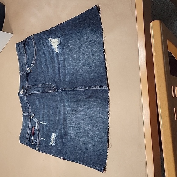 Tommy Hilfiger Size 12 / 31 Distressed Denim Mini Skirt, NWOT - Picture 1 of 12